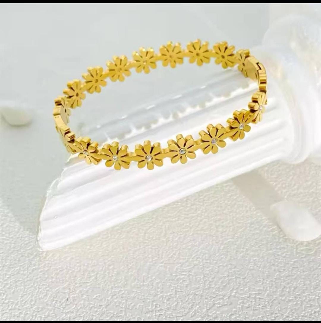 Premium quality stainless steel flower cuff bracelet
