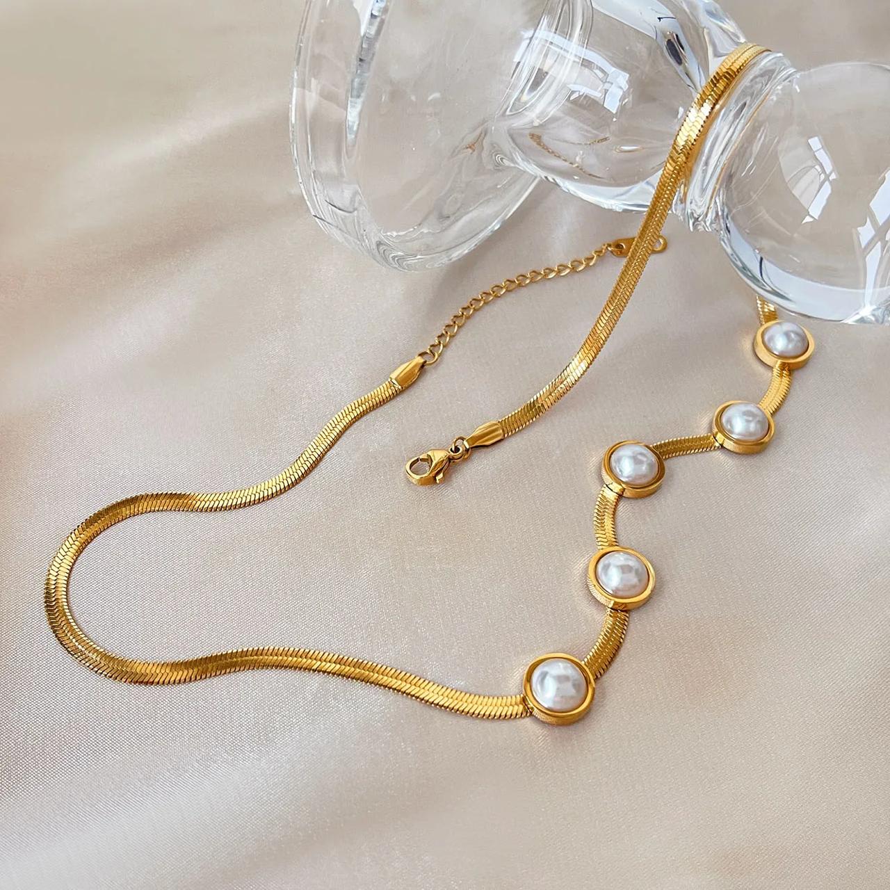 Elegant stainless steel necklace with pearls